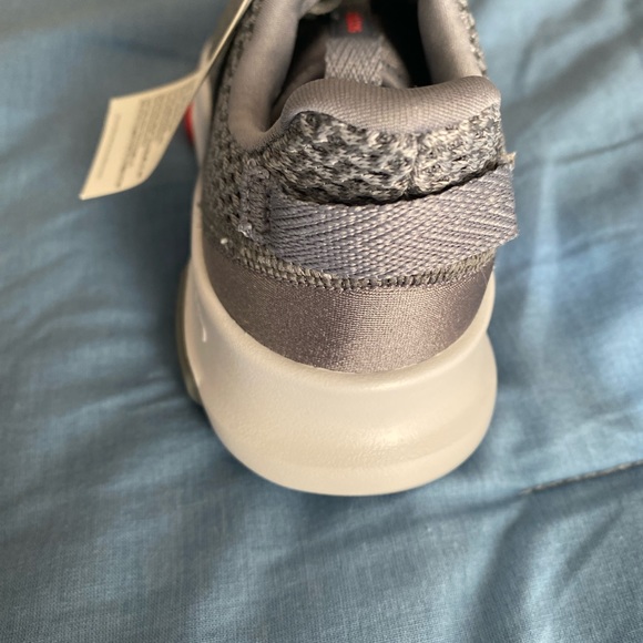 Adidas Cloudfoam Sneakers Grey and Red New In Box - Picture 3 of 7